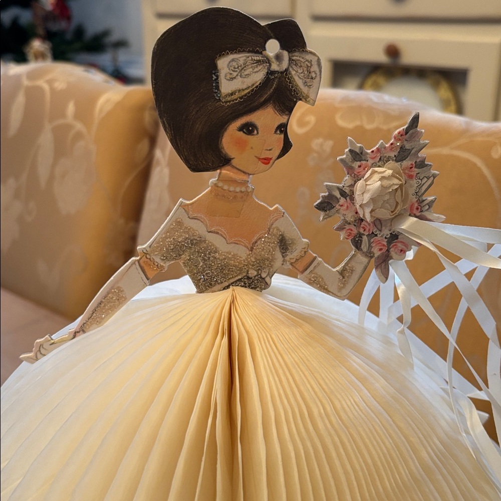Vintage Hallmark Bride Centerpiece - Picture 2 of 14